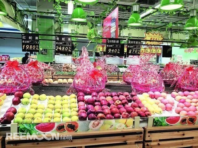 姹紫嫣紅的五月，既是時(shí)令鮮果陸續(xù)上市的節(jié)點(diǎn)，也是一些水果青黃不接的時(shí)候，但無(wú)論是什么水果，人們的需求總是很大。然而愛(ài)吃水果的市民會(huì)發(fā)現(xiàn)，這兩個(gè)月以來(lái)，許多水果價(jià)格高漲，像優(yōu)質(zhì)蘋果，一個(gè)價(jià)格都抵得上去年一市斤的售價(jià)了，連最普通的橘子、梨，價(jià)格都居高不下。價(jià)格飆升，市民直呼“吃不起”不少水果零售價(jià)格均比